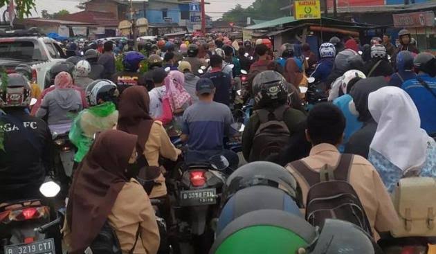 Kemacetan lalu lintas di Tangerang Selatan dengan dominasi kendaraan pribadi.