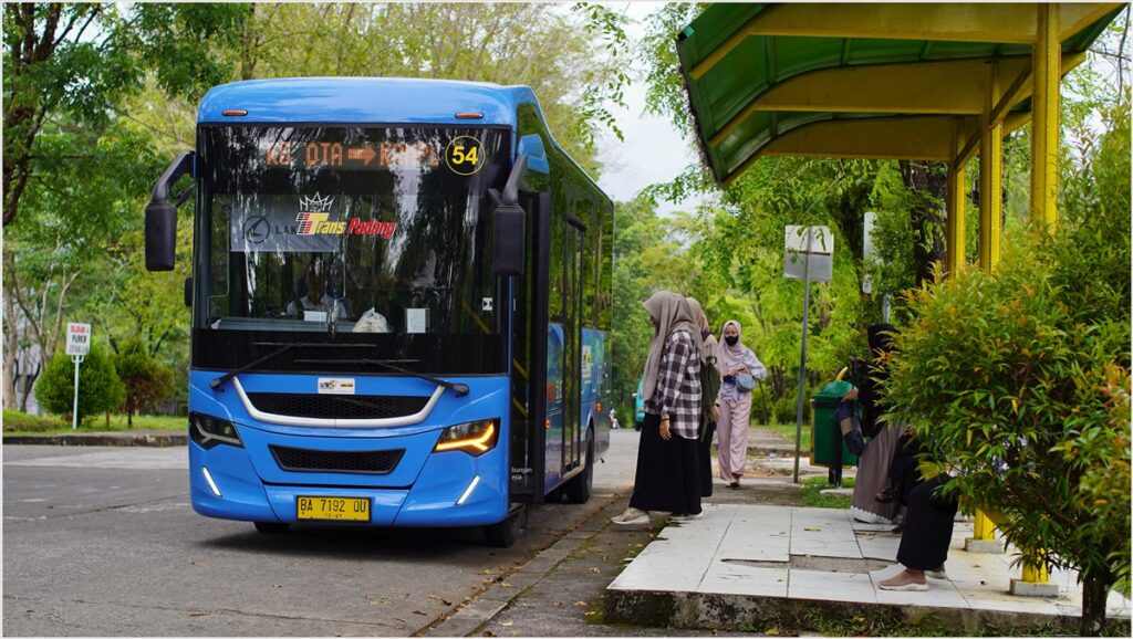 Bus Trans Padang melayani penumpang di salah satu koridor Kota Padang.