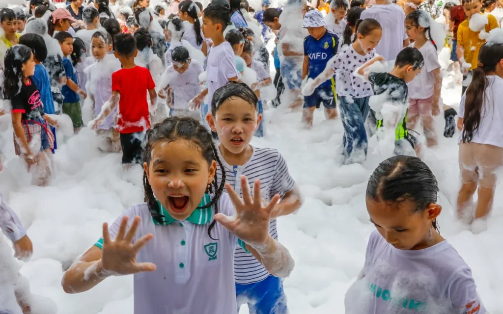 Siswa mengikuti kegiatan pendidikan dan rekreasi di Baldauren Kazakhstan.