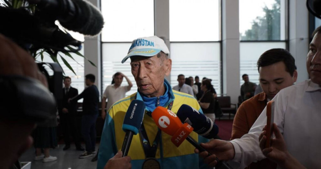Saltanat Tuytebaev disambut setibanya di Astana setelah mengikuti maraton internasional.