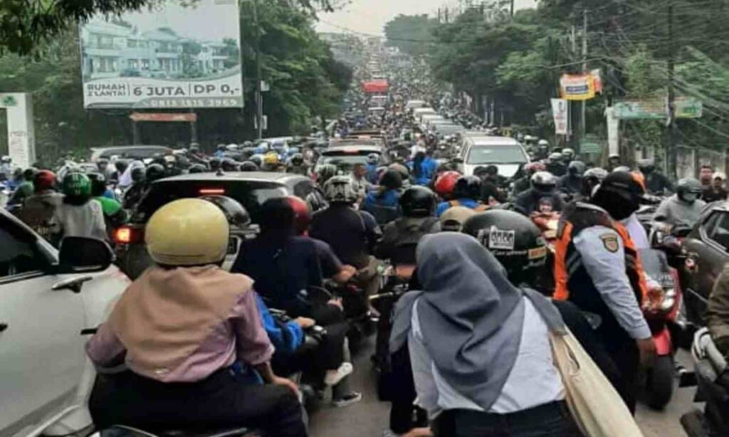 Kemacetan kendaraan pribadi di jalan utama Tangerang Selatan.