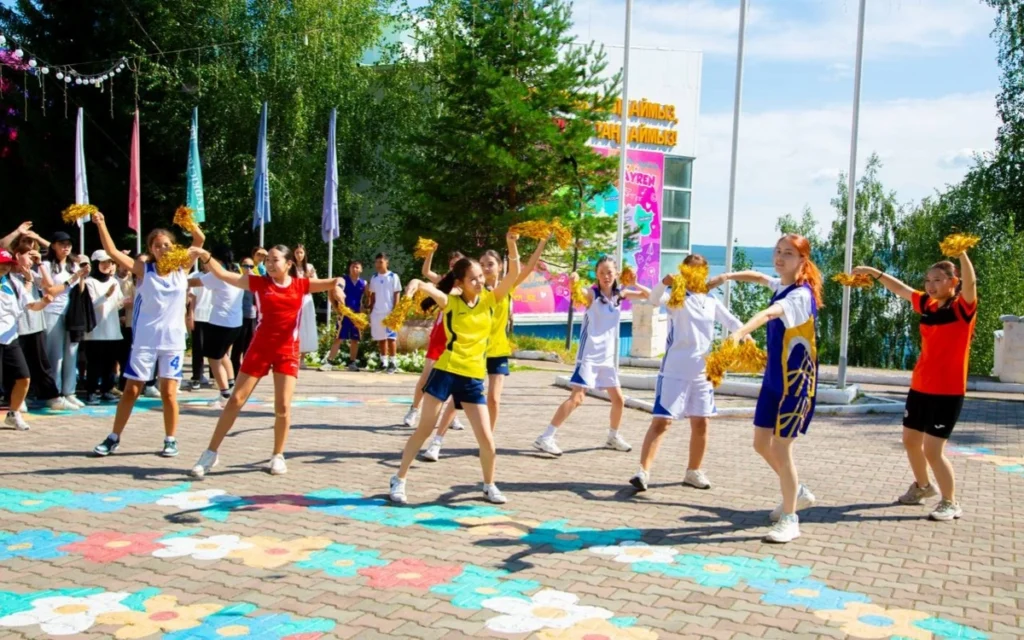 Anak-anak mengikuti kegiatan liburan musim panas di Kazakhstan.
