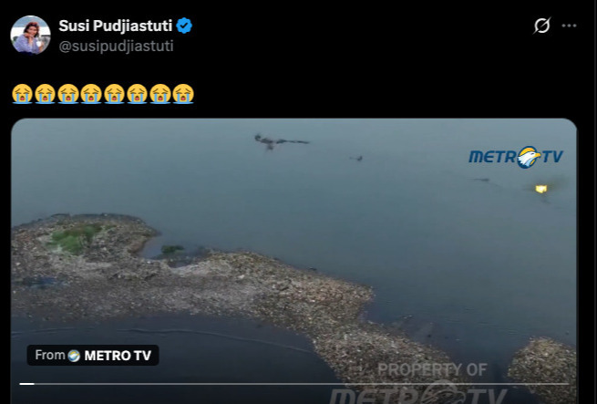 Hamparan Pulau Sampah Muara Angke terlihat dari udara di kawasan pesisir Jakarta Utara.