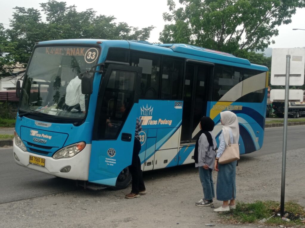 Layanan bus perkotaan yang menjadi bagian dari transportasi umum di Indonesia.
