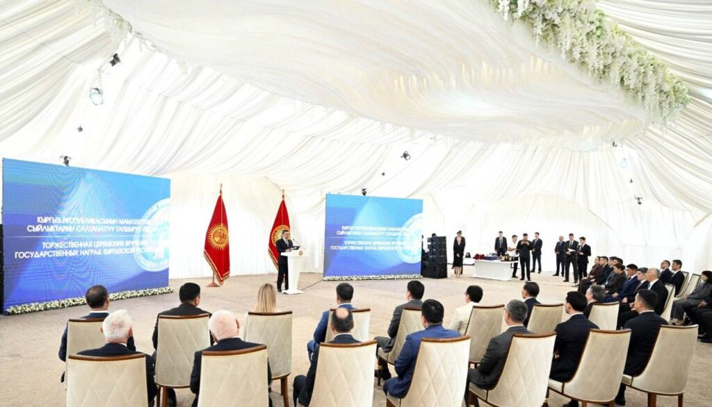 Presiden Kirgistan Sadyr Japarov menghadiri upacara penghargaan negara.