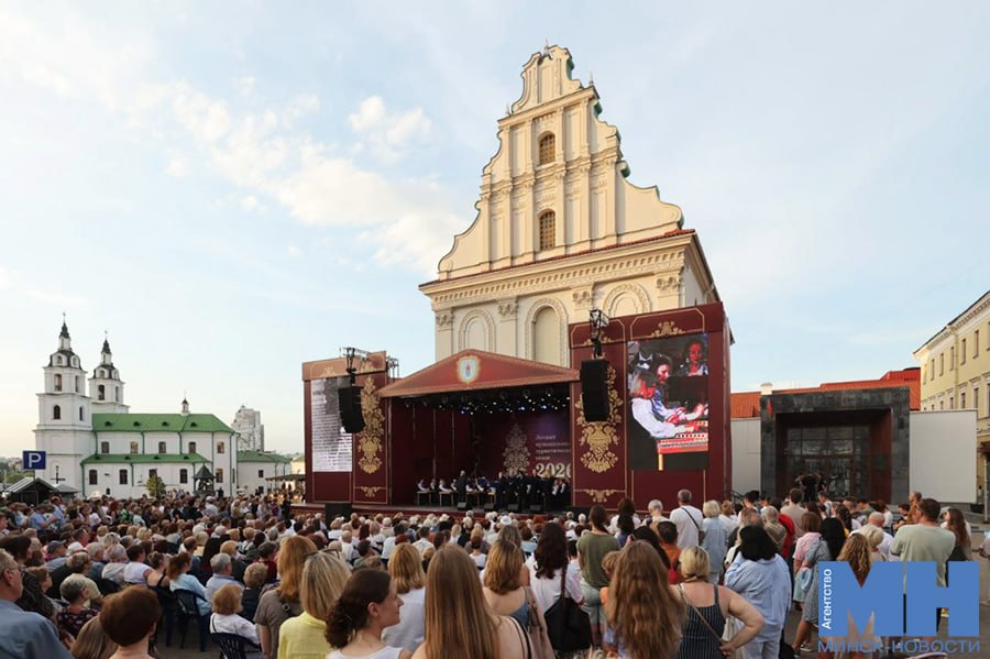 Konser Cherez Vsyu Voynu di Alun-Alun Svoboda Minsk.