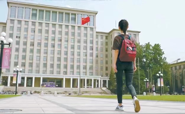 Mahasiswa berjalan di kampus universitas di China.